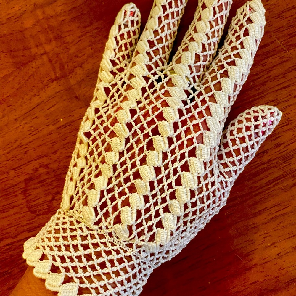 Knitted gloves